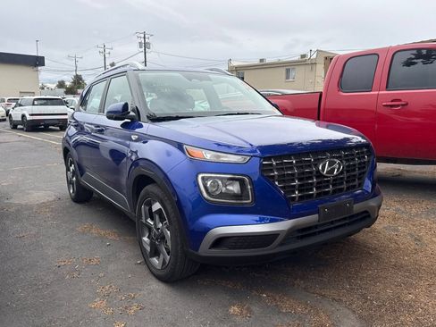Used 2025 Hyundai Venue SEL FWD image 2