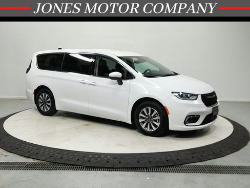 Used 2023 Chrysler Pacifica Touring-L FWD image 1