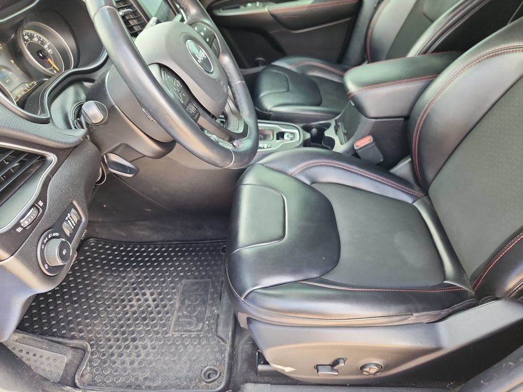 Used 2020 Jeep Cherokee Trailhawk AWD/4WD image 7