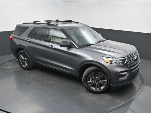 Used 2021 Ford Explorer XLT w/ Equipment Group 202A AWD/4WD image 33