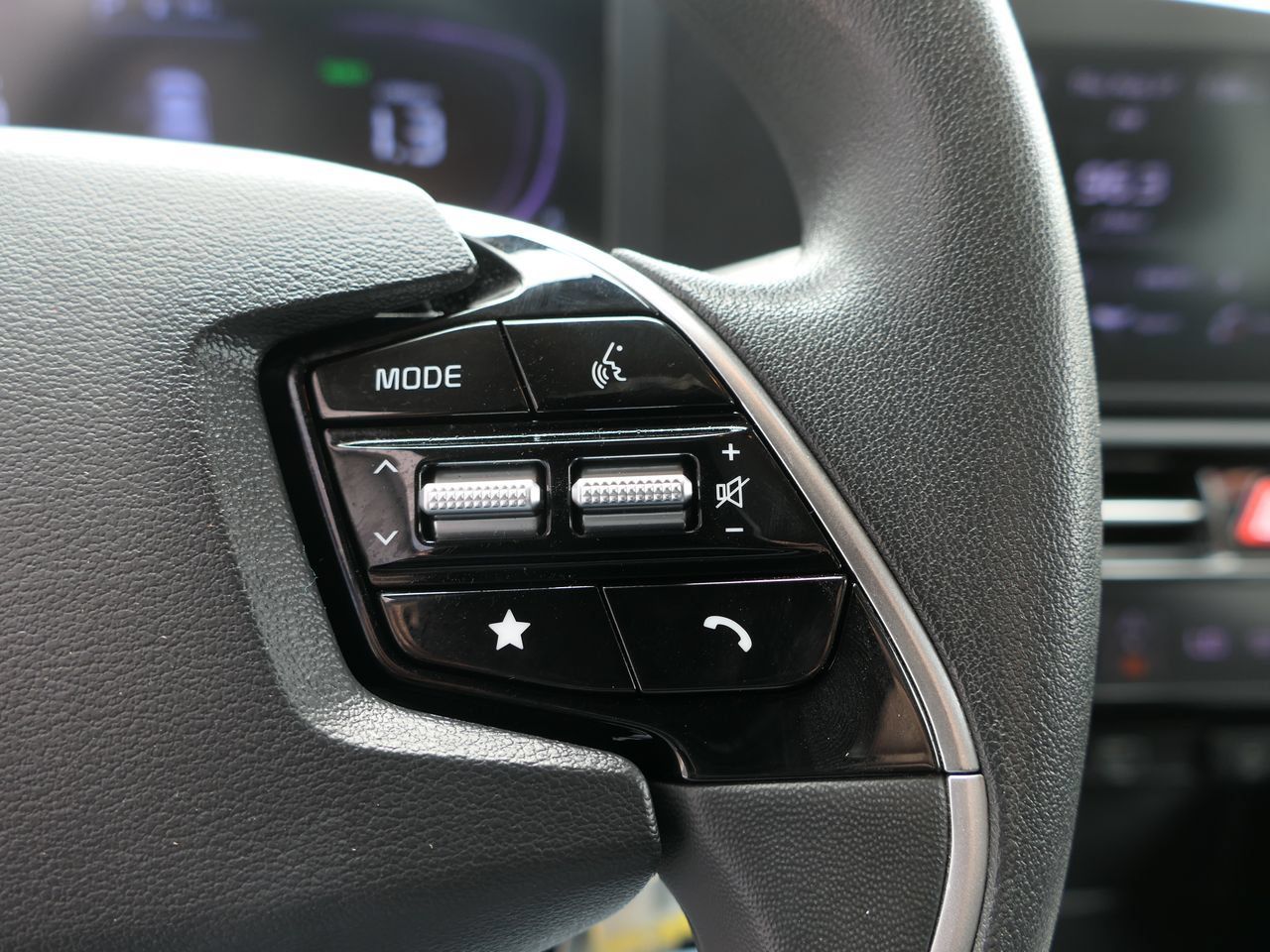 Used 2023 Kia Niro LX FWD image 16