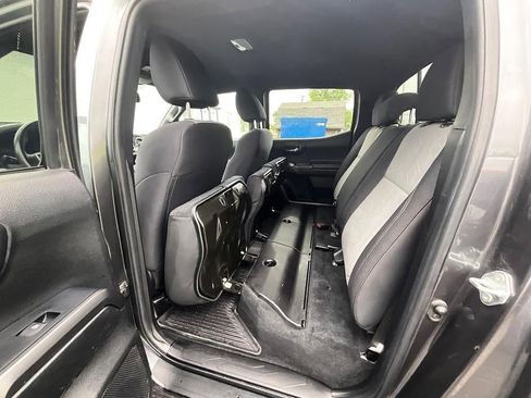 Used 2022 Toyota Tacoma TRD Sport AWD/4WD image 30