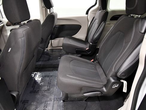 Used 2023 Chrysler Voyager LX image 15