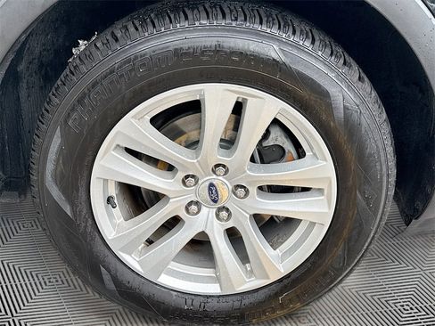 Used 2018 Ford Explorer XLT image 31