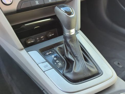 Used 2017 Hyundai Elantra SE image 23