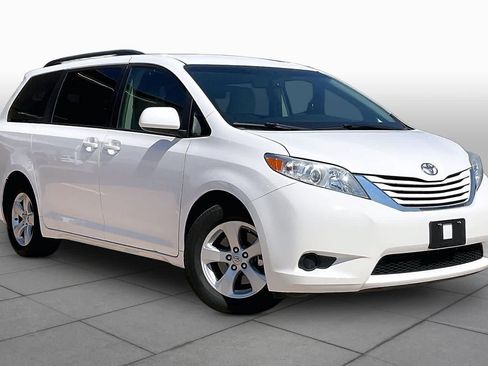 Used 2015 Toyota Sienna LE FWD image 2