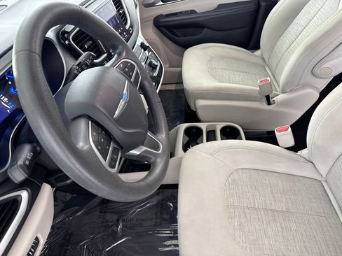 Used 2018 Chrysler Pacifica Touring Plus FWD image 19
