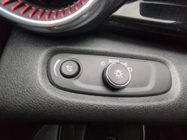 Used 2025 Chevrolet Trax RS FWD image 32