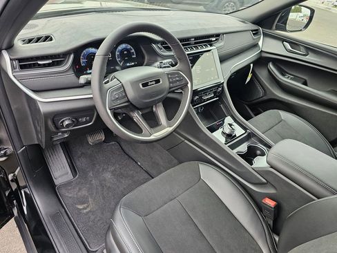 New 2025 Jeep Grand Cherokee L Altitude image 2