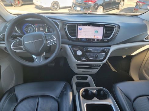 Certified 2023 Chrysler Pacifica Touring-L image 18
