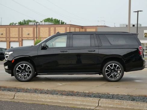 Used 2022 Chevrolet Suburban RST w/ Luxury Package AWD/4WD image 4