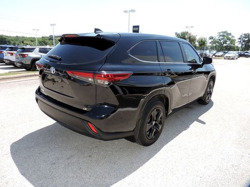 Used 2023 Toyota Highlander LE FWD image 5