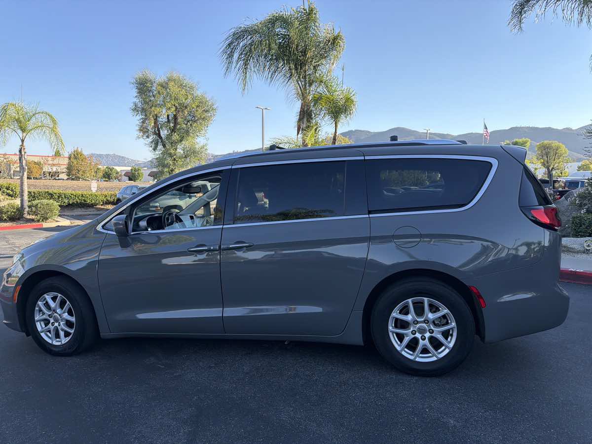 Used 2021 Chrysler Pacifica Touring-L FWD image 10