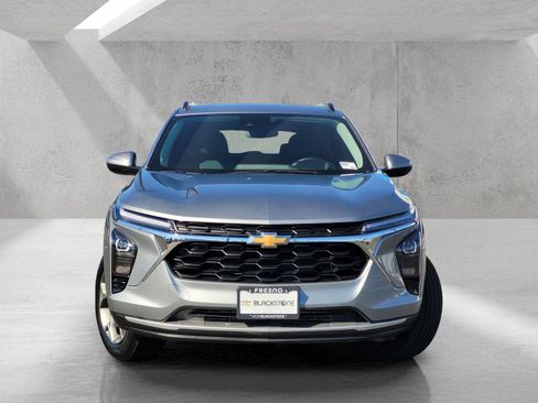 Used 2025 Chevrolet Trax LT w/ LT Convenience Package FWD image 2