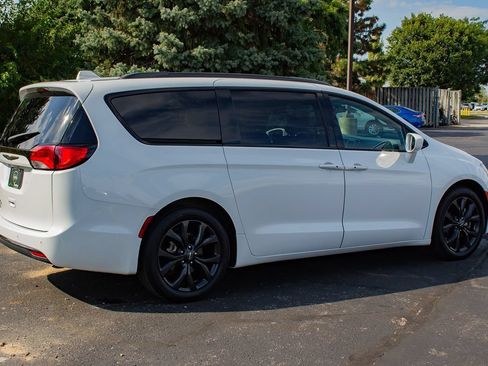 Used 2020 Chrysler Pacifica Touring-L Plus w/ S Appearance Package FWD image 10