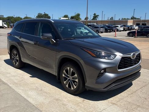 Used 2023 Toyota Highlander XLE AWD/4WD image 2