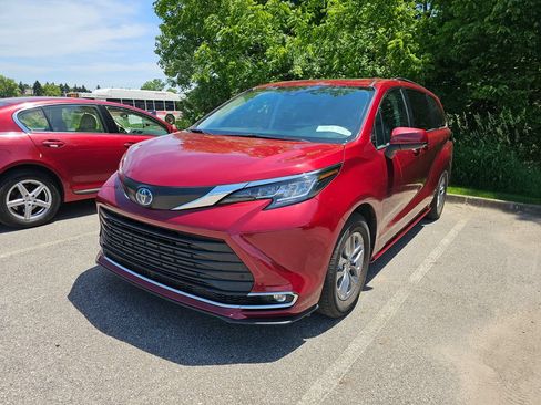 Used 2023 Toyota Sienna XLE FWD image 1