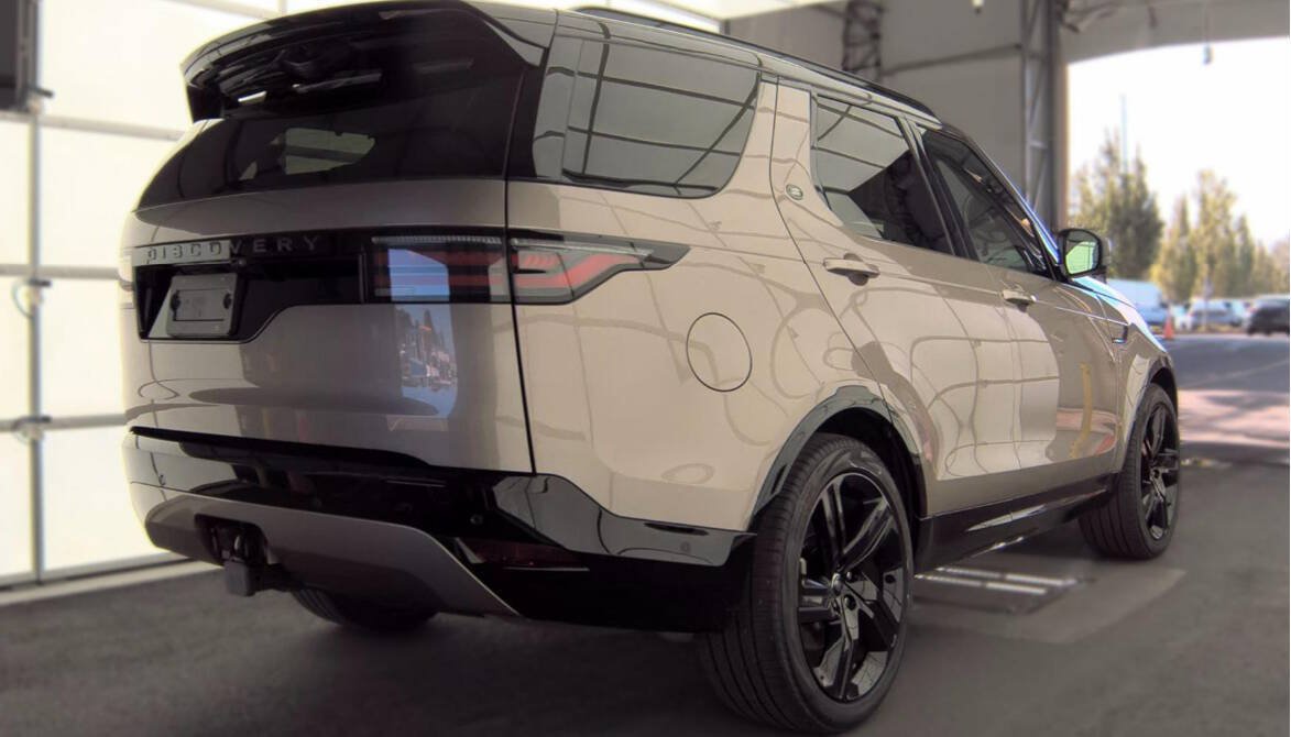 Used 2024 Land Rover Discovery Dynamic SE AWD/4WD image 8