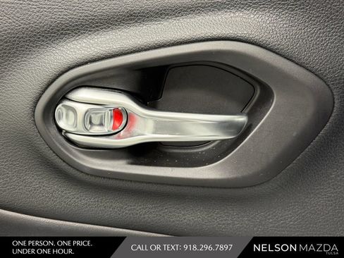 Used 2019 Jeep Cherokee Latitude Plus w/ Comfort/Convenience Group FWD image 34