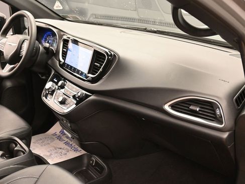 Used 2025 Chrysler Pacifica Select FWD image 38
