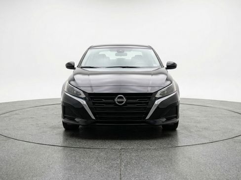 Used 2025 Nissan Altima 2.5 SV image 2