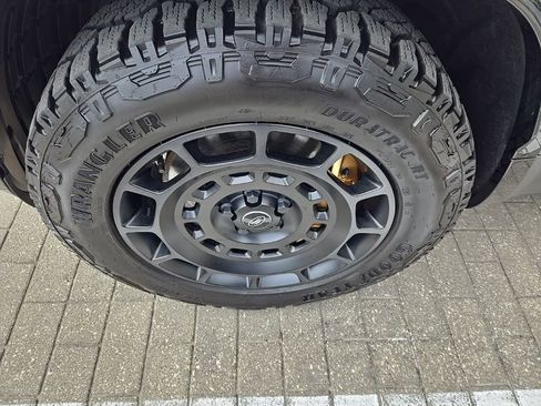 Used 2025 Land Rover Defender 110 image 9