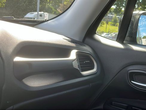 Used 2017 Jeep Renegade Latitude image 20