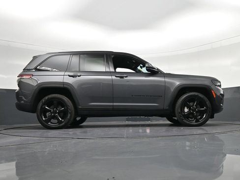 Used 2025 Jeep Grand Cherokee Limited w/ Black Appearance Package RWD image 24