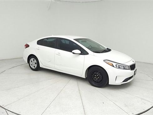 Used 2017 Kia Forte LX image 3