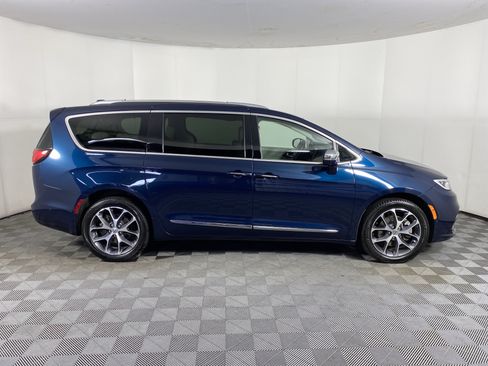 Used 2021 Chrysler Pacifica Limited w/ Uconnect Theater Family Group AWD/4WD image 8