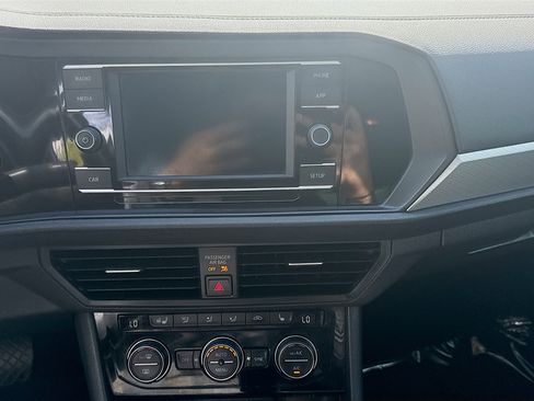 Used 2019 Volkswagen Jetta SE w/ Cold Weather Package FWD image 12