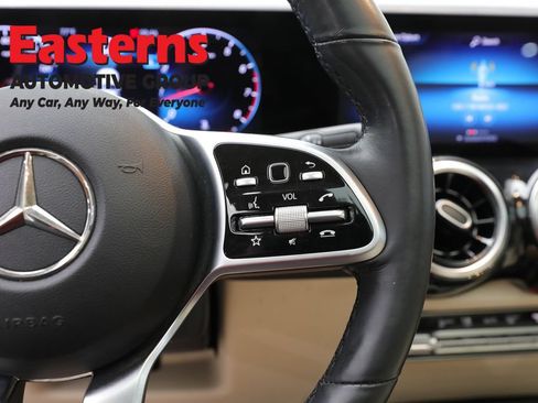 Used 2021 Mercedes-Benz GLB 250 4MATIC w/ Premium Package image 17