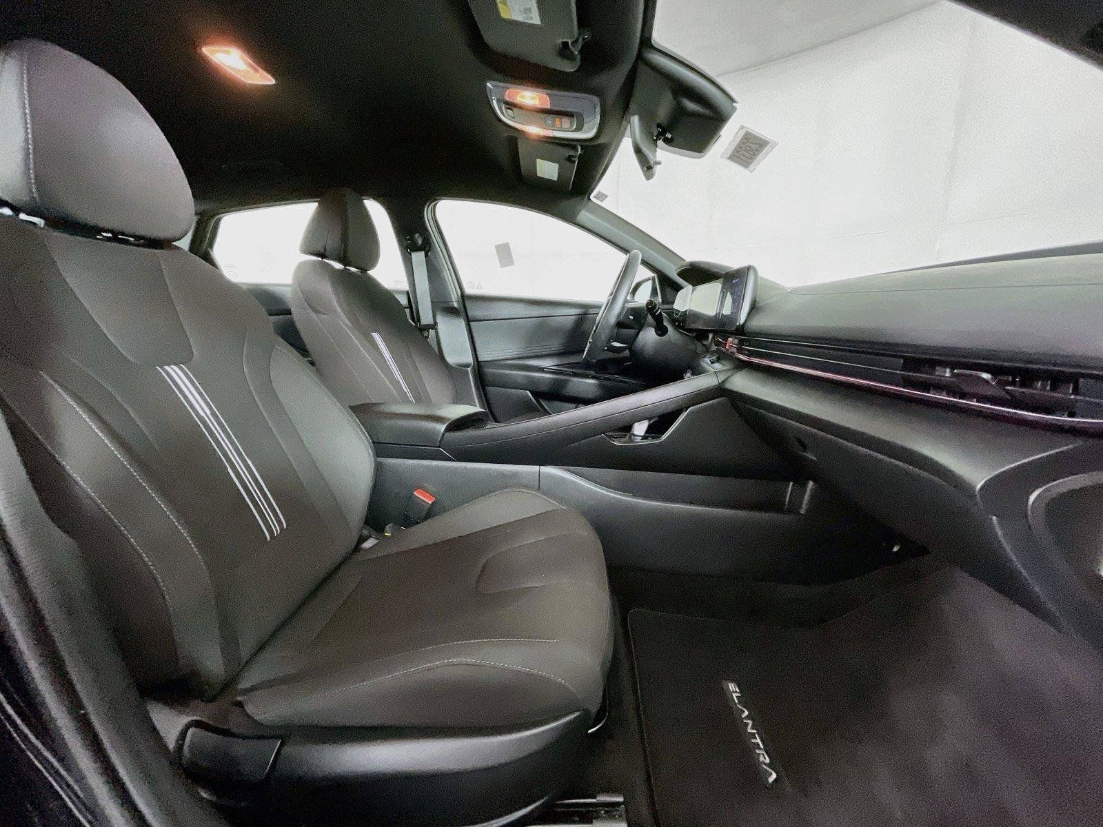 Certified 2025 Hyundai Elantra SEL FWD image 30