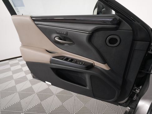 Certified 2020 Lexus ES 300h w/ Premium Package image 12