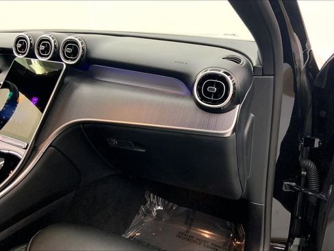 Used 2025 Mercedes-Benz GLC 300 image 27