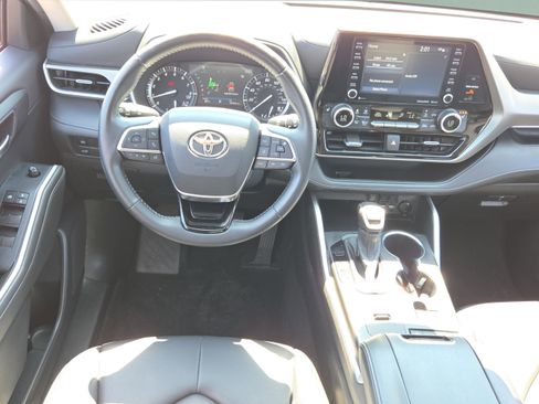 Used 2021 Toyota Highlander XLE image 14