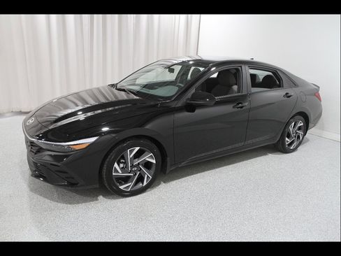 Certified 2025 Hyundai Elantra Sport FWD image 3