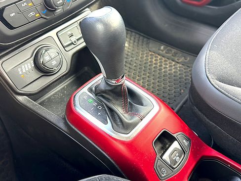 Used 2022 Jeep Renegade Trailhawk w/ Trailer Tow Group AWD/4WD image 36