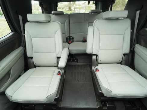 Used 2024 GMC Yukon SLT w/ SLT Premium Package image 29