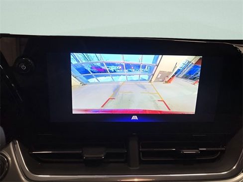 Used 2025 Chevrolet Trax LT w/ LT Convenience Package image 21