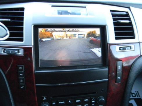 Used 2014 Cadillac Escalade Premium image 25