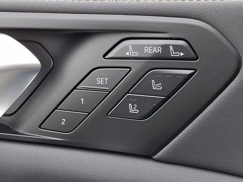 Used 2025 BMW X7 M60i w/ Executive Package image 28