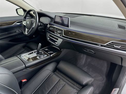 Used 2020 BMW 750i xDrive w/ Cold Weather Package image 31