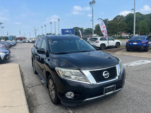 Used 2016 Nissan Pathfinder SV w/ SV Cold Weather Package FWD image 2