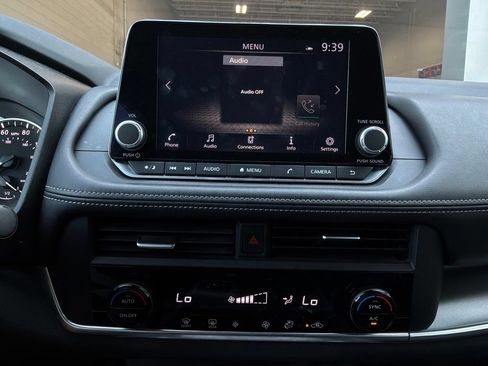 Used 2025 Nissan Rogue SV FWD image 29