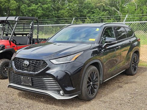 Used 2023 Toyota Highlander XSE FWD image 3