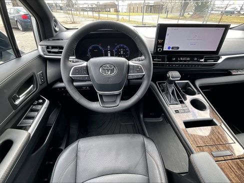 Used 2025 Toyota Sienna Platinum image 8