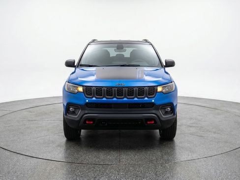 Used 2025 Jeep Compass Trailhawk AWD/4WD image 2