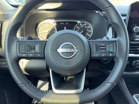 Used 2025 Nissan Pathfinder SV image 11