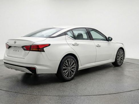 Used 2025 Nissan Altima 2.5 SV FWD image 9